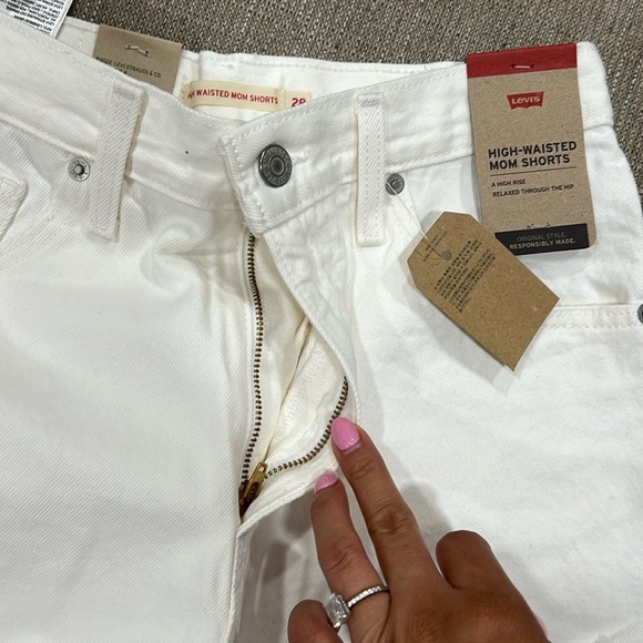 Women's Levi's® High waisted Mom shorts - Picture 6 of 6